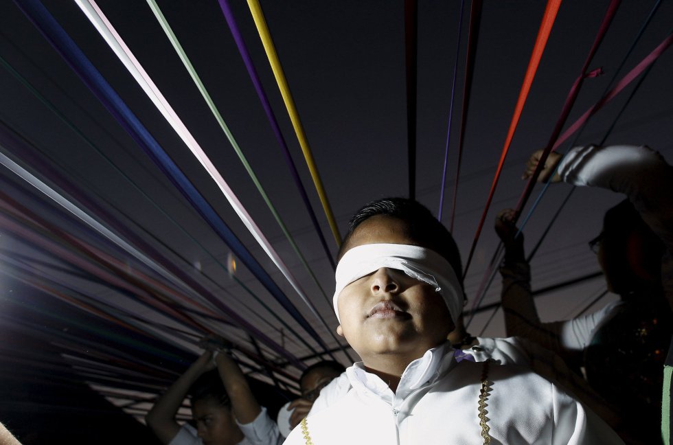 Un niño con un antifaz acude a la procesión conocida como 'Jesús Nazareno de las cintas' en Cot de Cartago (Costa Rica). Un niño con un antifaz acude a la procesión conocida como 'Jesús Nazareno de las cintas' en Cot de Cartago (Costa Rica).