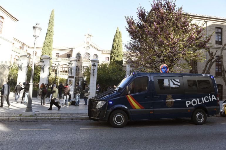 La Unidad contra la Delincuencia Económica y Fiscal de la Policía (UDEF), custodian la entrada de la sede de Urbanismo del Ayuntamiento de Granada