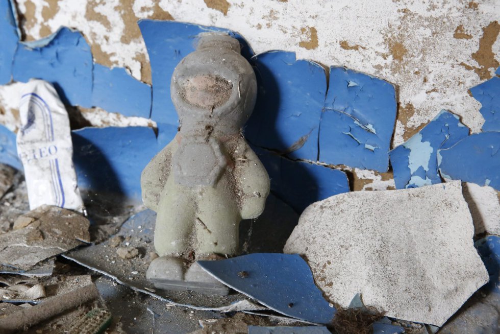Un juguete en una casa abandonada en Orevichi. Han pasado 30 años desde el accidente y la vida no ha vuelto a la normalidad en el área afectada. Un juguete en una casa abandonada en Orevichi. Han pasado 30 años desde el accidente y la vida no ha vuelto a la normalidad en el área afectada.