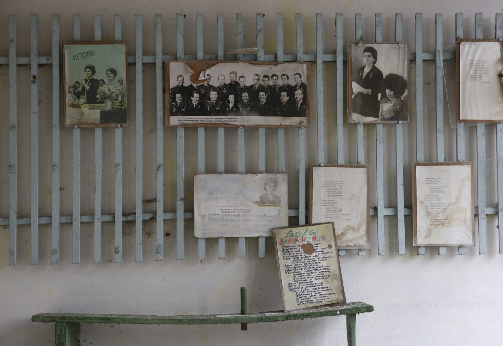 Vista detallada de fotografías en una escuela abandonada en la ciudad de Orevichi. Vista detallada de fotografías en una escuela abandonada en la ciudad de Orevichi.