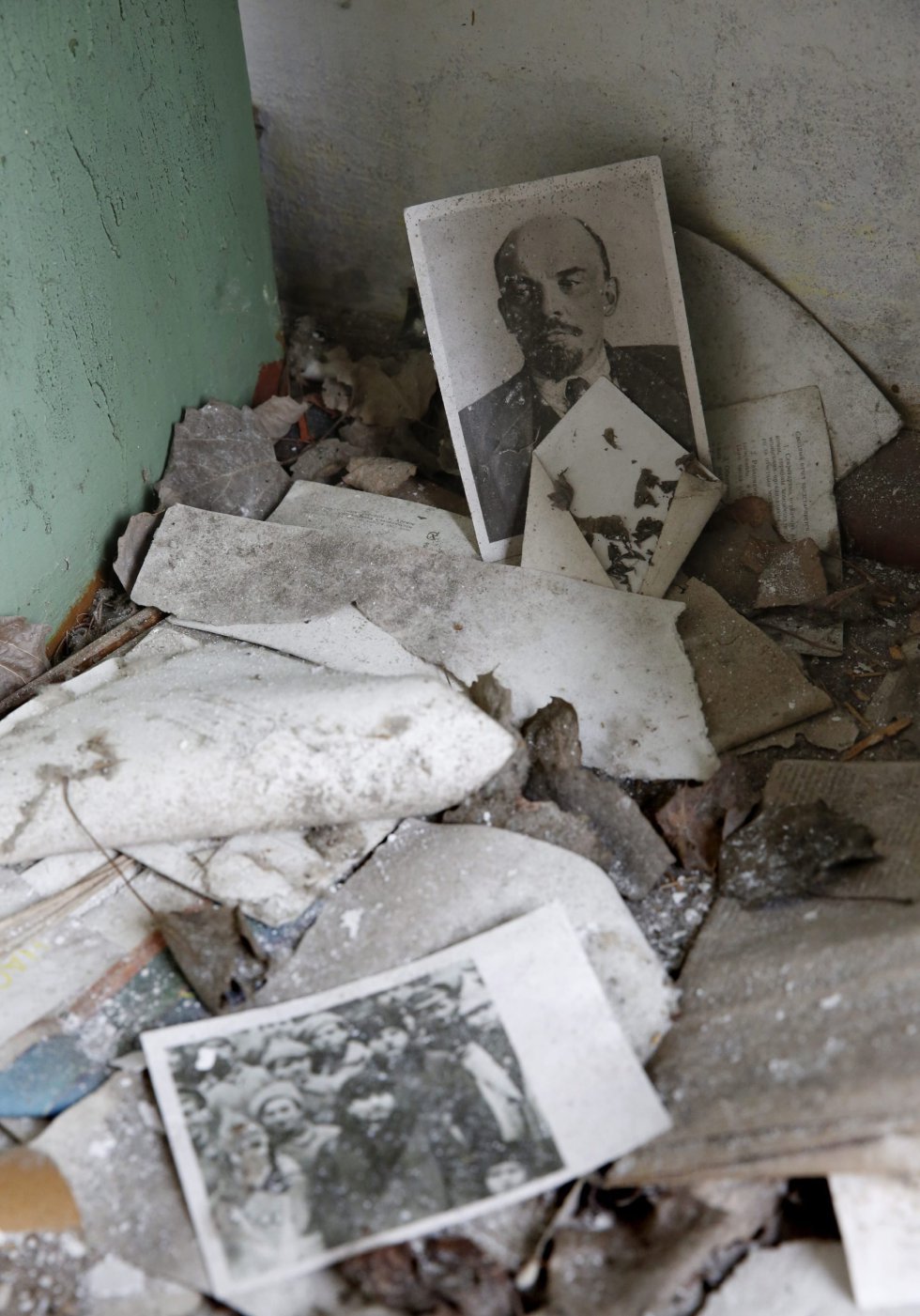 Viejas fotografías y una postal de Lenin olvidadas en una escuela abandonada. Viejas fotografías y una postal de Lenin olvidadas en una escuela abandonada.