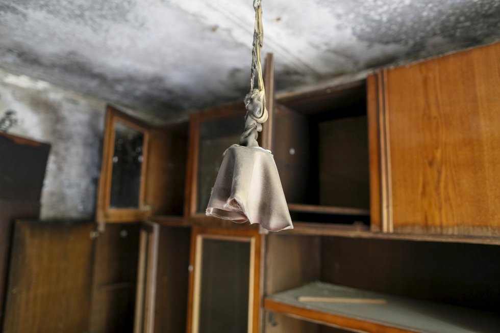 Una lámpara cuelga en un piso evacuado tras la explosión en la central nuclear de Chernóbil en la ciudada de Pripyat. Una lámpara cuelga en un piso evacuado tras la explosión en la central nuclear de Chernóbil en la ciudada de Pripyat.
