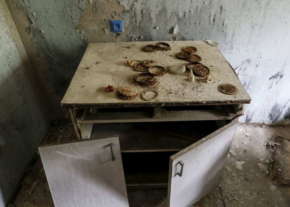 Tapas oxidadas de botes en el armario de un piso abandonado en Chernóbil. Tapas oxidadas de botes en el armario de un piso abandonado en Chernóbil.
