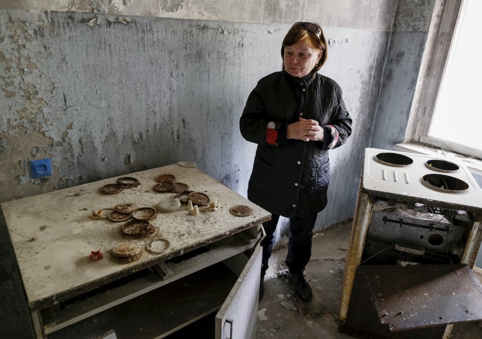 Tatyana Chernyavskaya, de 65, posa en su piso de Pripyat, de donde fue evacuada en principio por tres días pero se convirtió en un exilio de treinta años. Tatyana Chernyavskaya, de 65, posa en su piso de Pripyat, de donde fue evacuada en principio por tres días pero se convirtió en un exilio de treinta años.