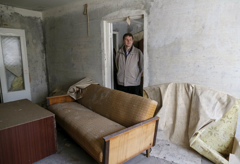 Oleksiy Yermakov, de 41 años, en el salón del que fue su casa hasta que, el 26 de abril de 1986 explotó el reactor número 4 de la central nuclear. Oleksiy Yermakov, de 41 años, en el salón del que fue su casa hasta que, el 26 de abril de 1986 explotó el reactor número 4 de la central nuclear.