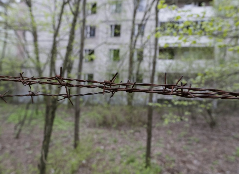 Alambrada de espinas al rededor de un edificio abandonado en Pripyat. Alambrada de espinas al rededor de un edificio abandonado en Pripyat.