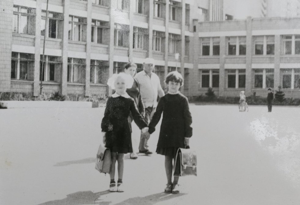 Fotografía familiar de Olga Korolova (derecha), yendo al colegio en Pripyat. Fotografía familiar de Olga Korolova (derecha), yendo al colegio en Pripyat.