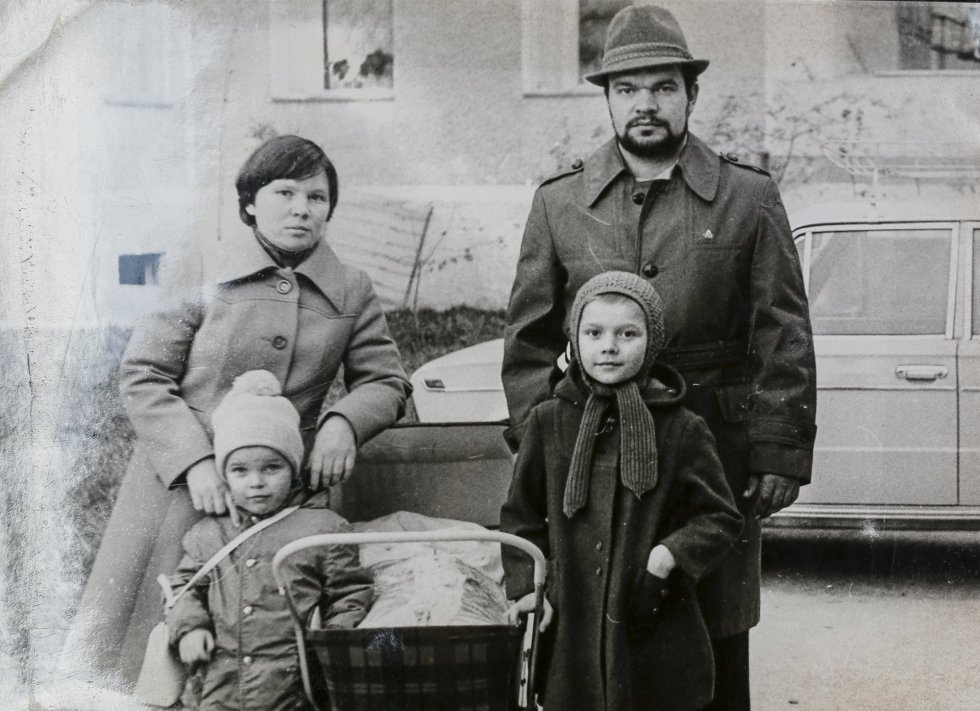 Nikolay Chernyavskiy y su mujer Tatyana posan con sus tres hijos en Pripyat antes del desastre. Nikolay Chernyavskiy y su mujer Tatyana posan con sus tres hijos en Pripyat antes del desastre.