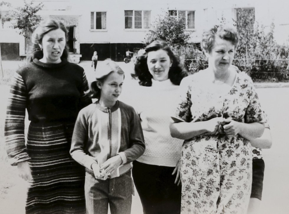 Elena Kupriyanova (segunda por la izquierda) y Valentina Yermakova (derecha) en una foto tomada antes de la explosión nuclear. Elena Kupriyanova (segunda por la izquierda) y Valentina Yermakova (derecha) en una foto tomada antes de la explosión nuclear.