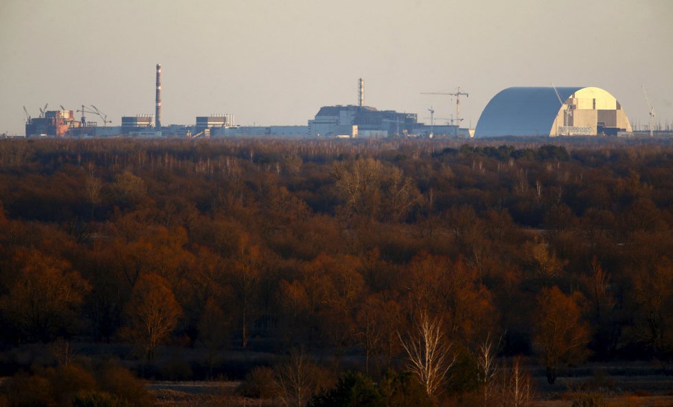 La central nuclear de Chernóbil, vista desde una torre a 30 km, en la zona de exclusión de la central, en la localidad de Krasnoselie. La central nuclear de Chernóbil, vista desde una torre a 30 km, en la zona de exclusión de la central, en la localidad de Krasnoselie.