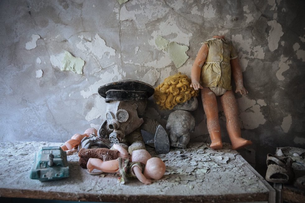 Juguetes y máscaras de gas en una guardería abandonada. Juguetes y máscaras de gas en una guardería abandonada.