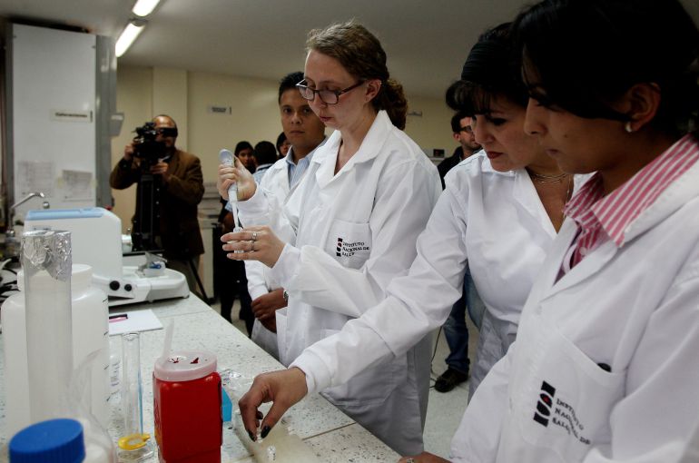 Un grupo de investigadoras trabajan en un laboratorio.