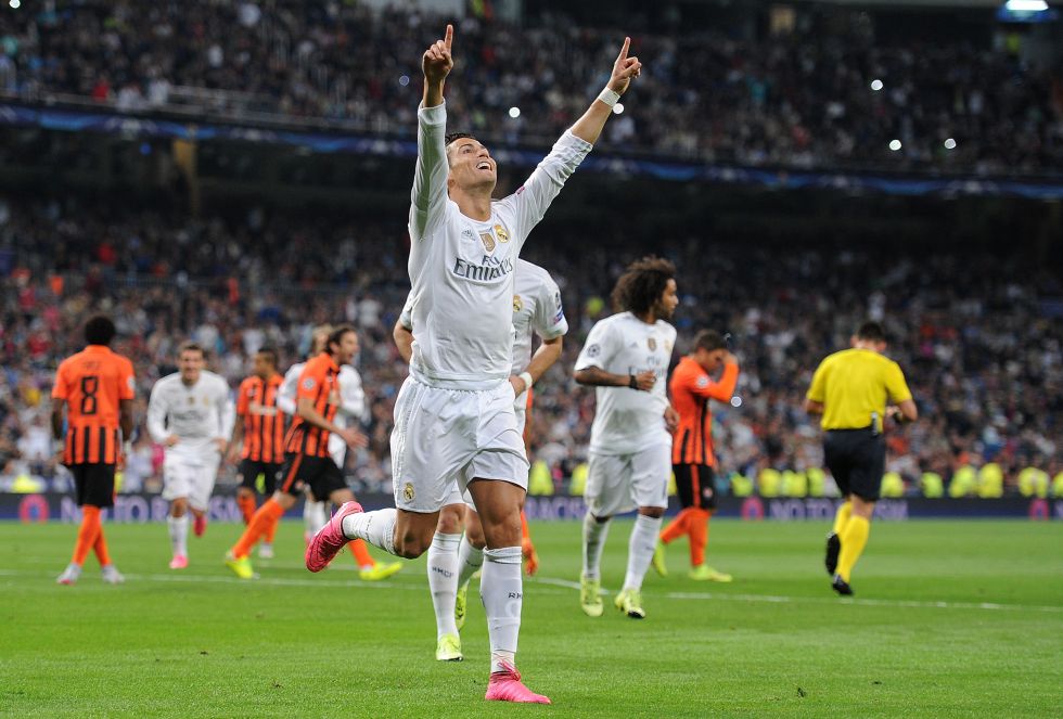 Cristiano Ronaldo, con dos goles de penalti y un tanto de cabeza, empezó su idilio goleador con la Champions con un triplete ante el Shakhtar Donetsk Cristiano Ronaldo, con dos goles de penalti y un tanto de cabeza, empezó su idilio goleador con la Champions con un triplete ante el Shakhtar Donetsk