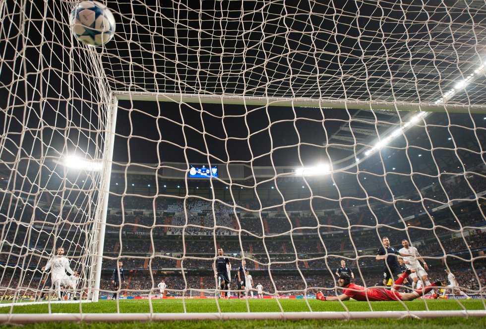 El Real Madrid cerró una fase de grupos casi perfecta con una goleada (8-0) ante el Malmo sueco. Tres goles de Benzema y cuatro de Ronaldo cerraron la fase de grupos de la mejor forma posible. El Real Madrid cerró una fase de grupos casi perfecta con una goleada (8-0) ante el Malmo sueco. Tres goles de Benzema y cuatro de Ronaldo cerraron la fase de grupos de la mejor forma posible.
