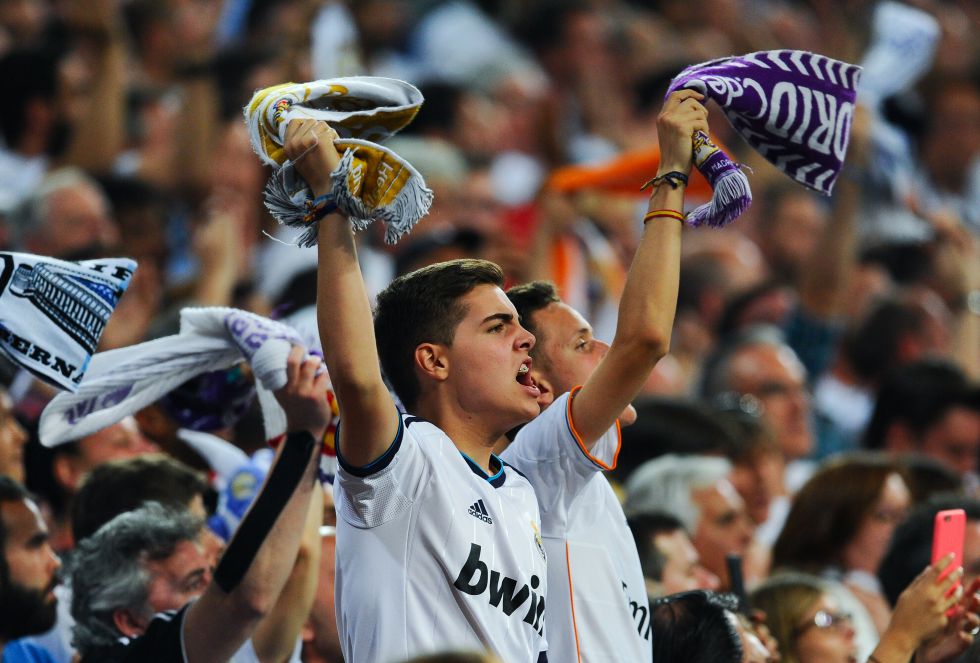 La afición blanca disfrutó del duelo de vuelta de semifinales, partido en el que llenó el Bernabéu La afición blanca disfrutó del duelo de vuelta de semifinales, partido en el que llenó el Bernabéu