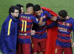 El delantero del Barcelona, Luis Suárez, ha tenido que retirarse por una lesión durante la final de la Copa del Ret
