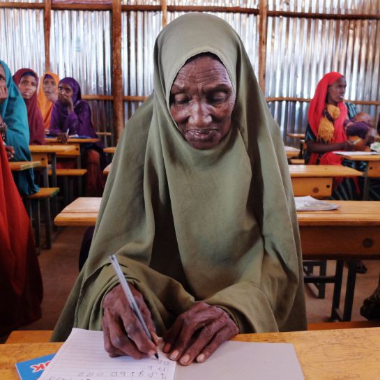 Abdia Yusuf tiene 70 años, 7 hijos, es la mayor de la clase para mujeres adultas en otro campo, el de Kobe.