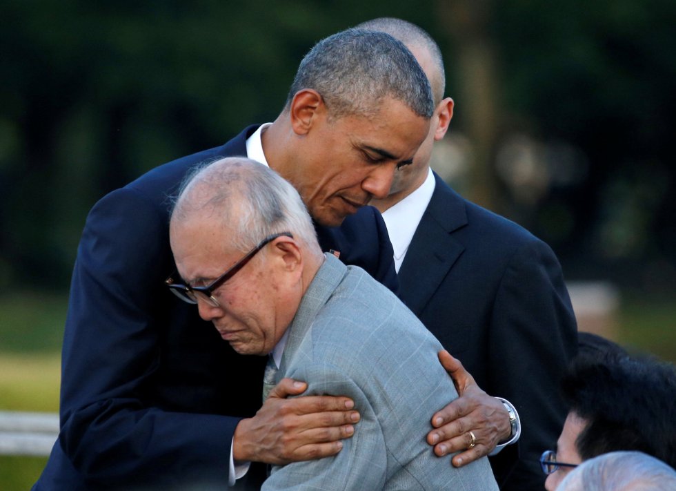 Barack Obama ayuda a sentarse a un superviviente de la bomba atómica llamado Shigeaki Mori. Barack Obama ayuda a sentarse a un superviviente de la bomba atómica llamado Shigeaki Mori.