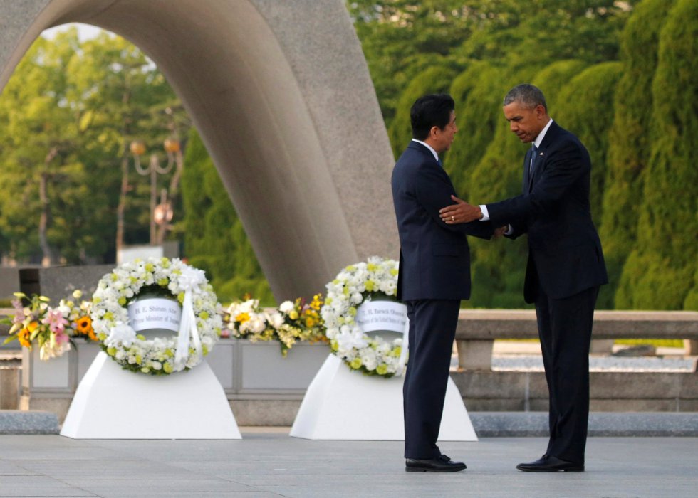 Barack Obama estrecha la mano del primer ministro japonés Shinzo Abe. Barack Obama estrecha la mano del primer ministro japonés Shinzo Abe.