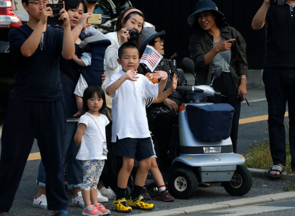 Vecinos de Hiroshima saludan al paso del coche de Obama. Vecinos de Hiroshima saludan al paso del coche de Obama.