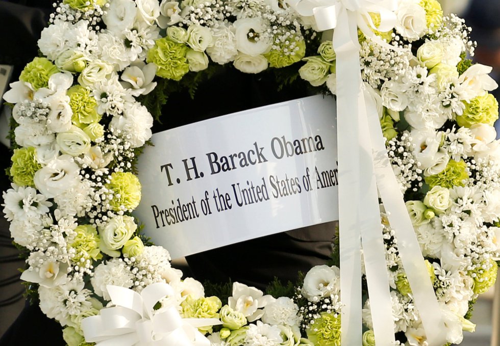 Corona de flores de Barack Obama en el Parque de la Paz de Hiroshima. Corona de flores de Barack Obama en el Parque de la Paz de Hiroshima.