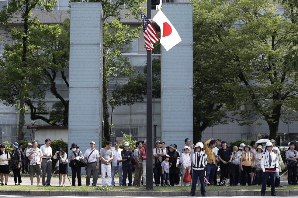 Las banderas de EEUU y japón, juntas en la ceremonia. Las banderas de EEUU y japón, juntas en la ceremonia.