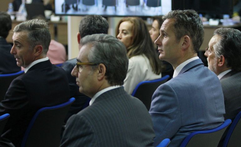Iñaki Urdangarin (d) y Diego Torres (i) durante la presentación de las conclusiones del juicio del caso Nóos