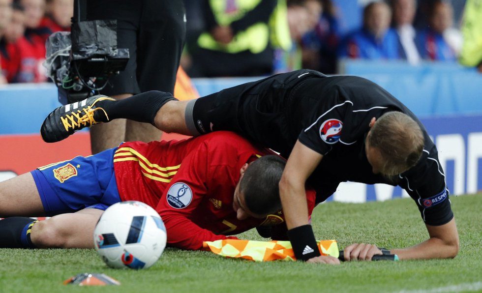 El delantero de la selección española, Álvaro Morata, derriba al juez de línea en una jugada del partido España-República Checa. El delantero de la selección española, Álvaro Morata, derriba al juez de línea en una jugada del partido España-República Checa.