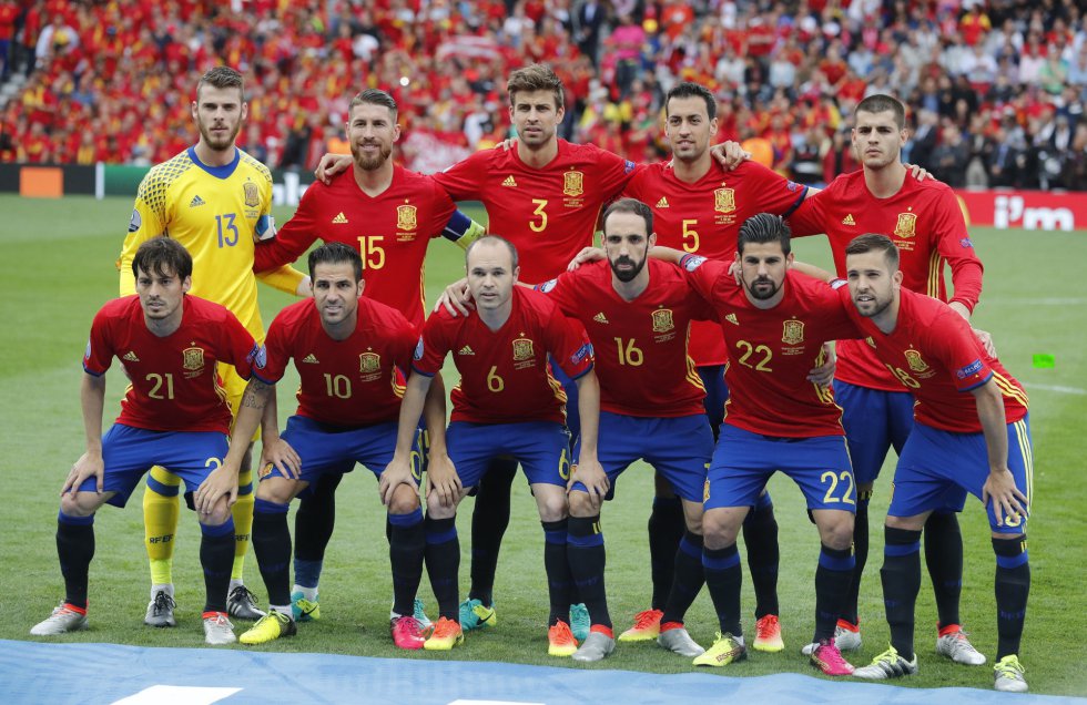 El once inicial de la selección española. El once inicial de la selección española.