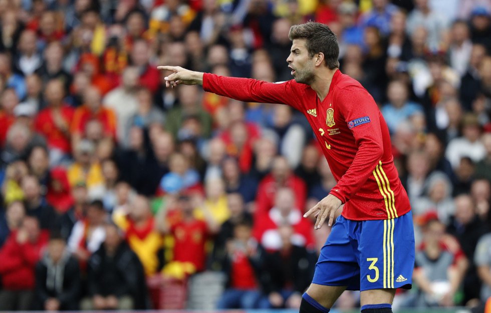 Gerard Piqué da instrucciones a sus compañeros. Gerard Piqué da instrucciones a sus compañeros.