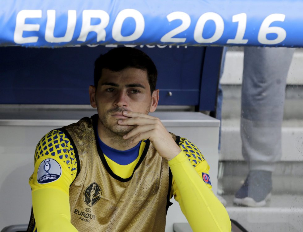 Casillas comienza la Eurocopa en el banquillo. Casillas comienza la Eurocopa en el banquillo.