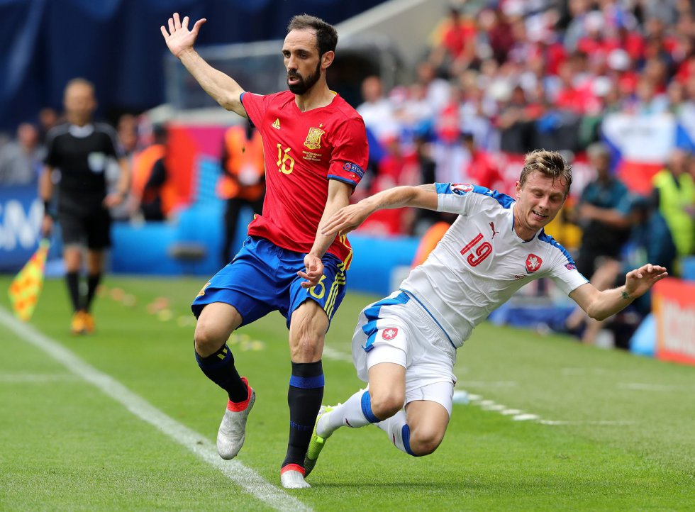 El lateral de la selección española Juanfran en una disputa con el checo Ladislav Krejci. El lateral de la selección española Juanfran en una disputa con el checo Ladislav Krejci.