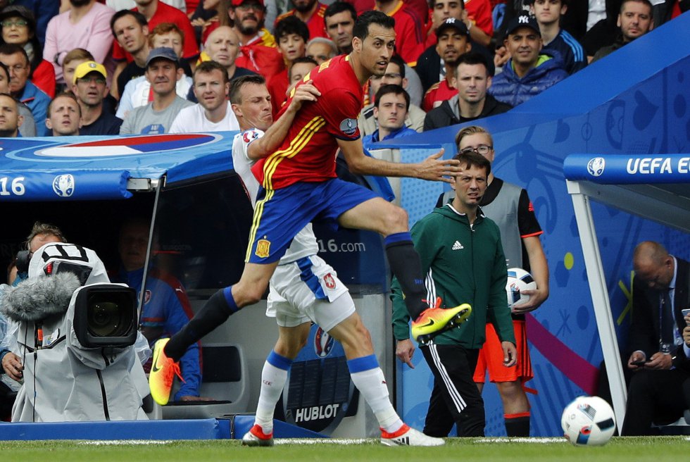 Sergio Busquets lucha por un balón con el centrocampista de la República Checa Vladimir Darida. Sergio Busquets lucha por un balón con el centrocampista de la República Checa Vladimir Darida.