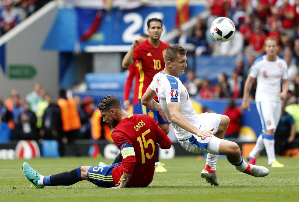 Sergio Ramos (en el suelo) durante el partido España-República Checa del Grupo D de la Eurocopa de Fútbol de Francia. Sergio Ramos (en el suelo) durante el partido España-República Checa del Grupo D de la Eurocopa de Fútbol de Francia.