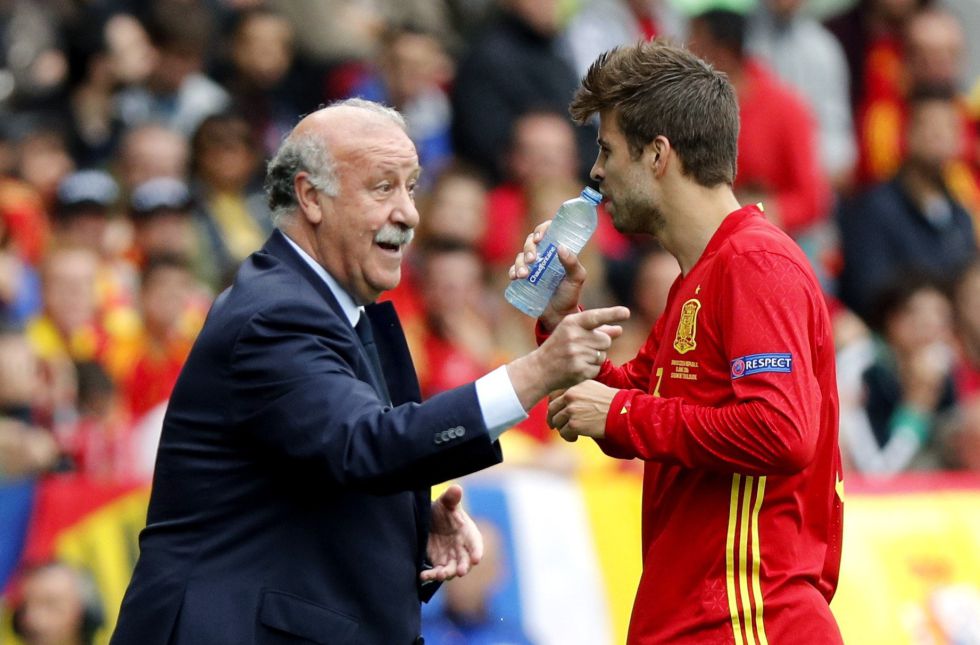 El seleccionador de España, Vicente del Bosque, da instrucciones al defensa Gerard Piqué. El seleccionador de España, Vicente del Bosque, da instrucciones al defensa Gerard Piqué.