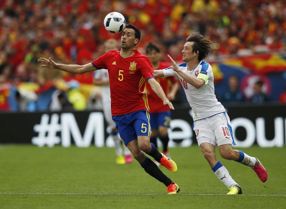 Sergio Busquets en una disputa con el checo Tomas Rosicky. Sergio Busquets en una disputa con el checo Tomas Rosicky.