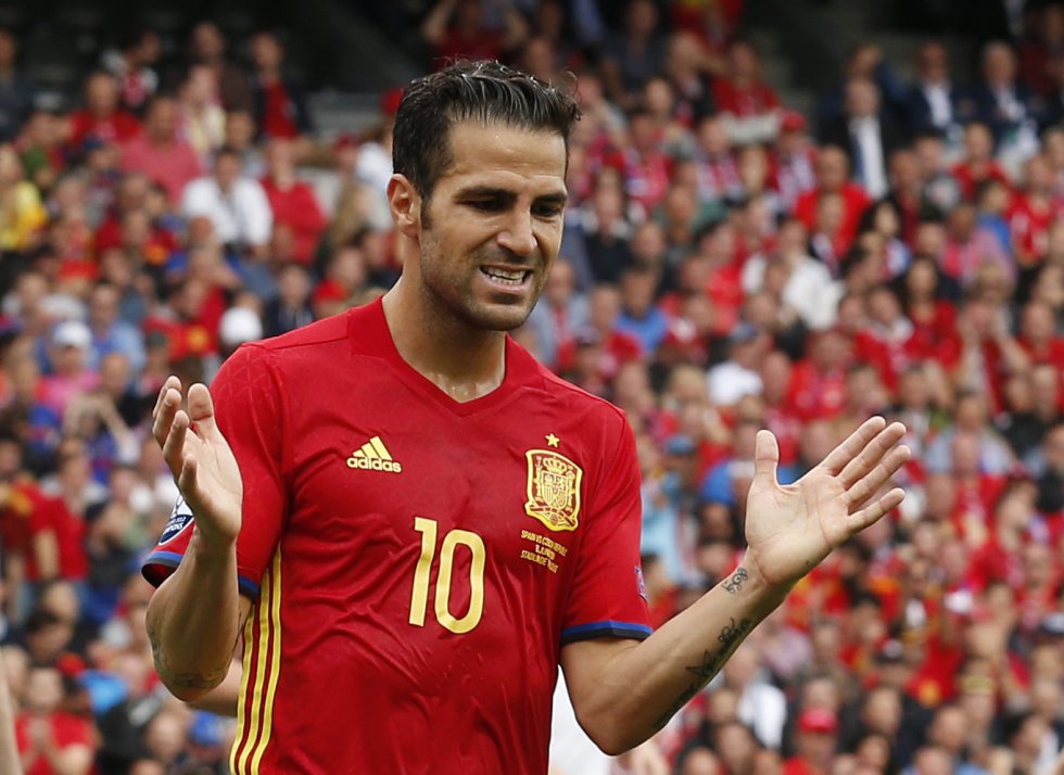 Cesc Fabregas se lamenta de una ocasión del partido. Cesc Fabregas se lamenta de una ocasión del partido.