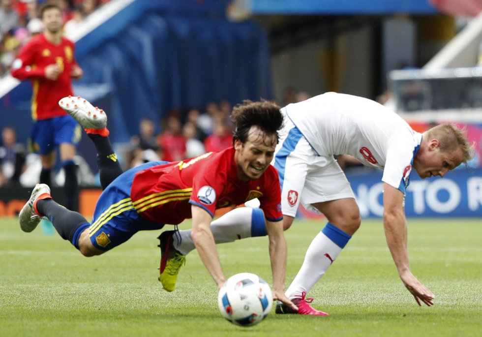 David Silva en una disputa con el defensa de la República Checa David Limbersky durante el partido España-República Checa. David Silva en una disputa con el defensa de la República Checa David Limbersky durante el partido España-República Checa.