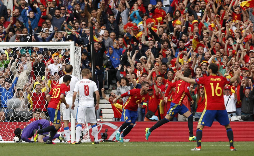 La selección española celebra el gol de Piqué. La selección española celebra el gol de Piqué.