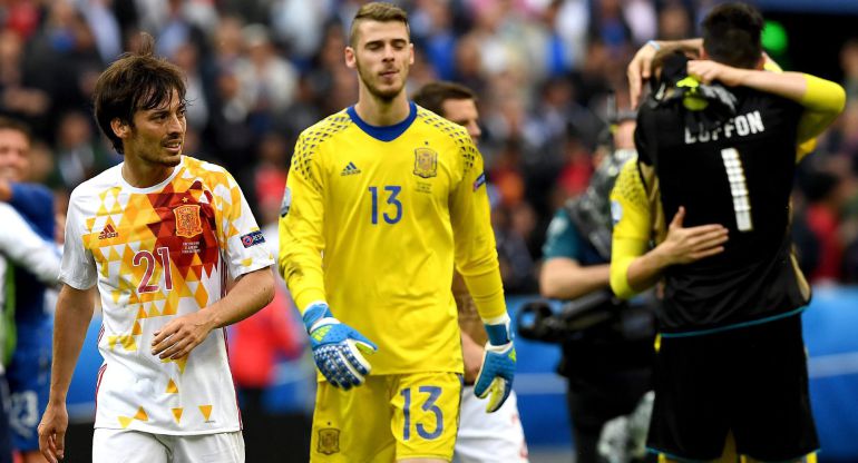 Los jugadores de España se retiran del campo tras perder (2-0) ante Italia en los octavos de final de la Eurocopa.