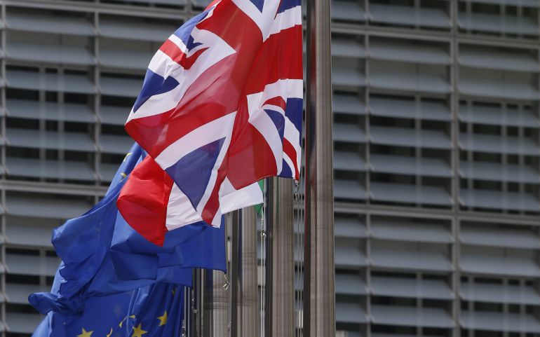 Una bandera británica ondea frente al edificio Berlaymont, que alberga la Comisión Europea, durante la visita del primer ministro británico, David Cameron