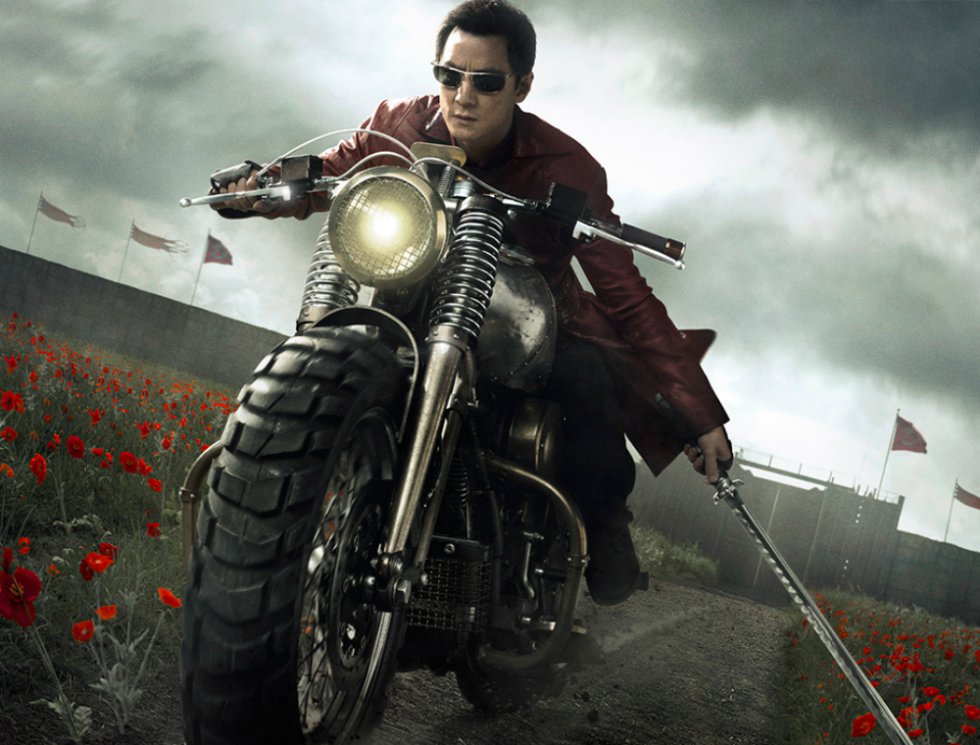 Artes marciales, un futuro distópico y una magia ancestral son algunos de los ingredientes perfectos que recoge 'Into the Badlands'. Quizás, esta serie no tuvo la repercusión esperada en su primera temporada. Sin embargo, AMC debería ser paciente y esperar a que esta gran materia prima de sus frutos. Badlans es una tierra gobernada por un sistema feudal impuesto por siete barones. Cada señor tiene a su servicio un ejército especializado en artes marciales, conocido como Clippers. La llegada del joven y enigmático M.K. pondrá en jaque a los barones que intentarán controlar su misterioso poder… Artes marciales, un futuro distópico y una magia ancestral son algunos de los ingredientes perfectos que recoge 'Into the Badlands'. Quizás, esta serie no tuvo la repercusión esperada en su primera temporada. Sin embargo, AMC debería ser paciente y esperar a que esta gran materia prima de sus frutos. Badlans es una tierra gobernada por un sistema feudal impuesto por siete barones. Cada señor tiene a su servicio un ejército especializado en artes marciales, conocido como Clippers. La llegada del joven y enigmático M.K. pondrá en jaque a los barones que intentarán controlar su misterioso poder…