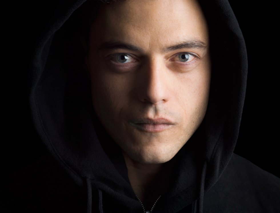 USA Network es la encargada de dar alas a este thriller psicológico que se ha convertido en una de las producciones más alabadas del último trimestre de 2015 y cuyo favor se ha ido extendiendo a lo largo de este año. La serie se centra en Elliot (Rami Malek), un hacker que usa sus habilidades en la informática para salvaguardar a todas esas personas que quiere. Esto lo coloca en el punto de mira de Mr. Robot (Christian Slater), un enigmático líder de un grupo de hackers cuyo objetivo está muy definido: destruir a los grandes empresarios de todo el mundo. USA Network es la encargada de dar alas a este thriller psicológico que se ha convertido en una de las producciones más alabadas del último trimestre de 2015 y cuyo favor se ha ido extendiendo a lo largo de este año. La serie se centra en Elliot (Rami Malek), un hacker que usa sus habilidades en la informática para salvaguardar a todas esas personas que quiere. Esto lo coloca en el punto de mira de Mr. Robot (Christian Slater), un enigmático líder de un grupo de hackers cuyo objetivo está muy definido: destruir a los grandes empresarios de todo el mundo.