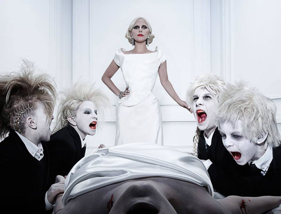 Ryan Murphy nos metió el miedo en el cuerpo con una nueva fórmula de hacer ficción. Hasta la fecha, el creador de 'American Horror Story' nos ha transportado a una mansión encantanda, un manicomio, una institución de brujas y un circo de los horrores. Su última historia se desarrolla en un hotel dirigido por una vampiresa centenaria (Lady Gaga) que acoge a unos huéspedes muy poco habituales. Una temporada imprescindible para los seguidores de 'AHS', y un relato a tener en cuenta para todos aquellos que no conocen la serie. Ryan Murphy nos metió el miedo en el cuerpo con una nueva fórmula de hacer ficción. Hasta la fecha, el creador de 'American Horror Story' nos ha transportado a una mansión encantanda, un manicomio, una institución de brujas y un circo de los horrores. Su última historia se desarrolla en un hotel dirigido por una vampiresa centenaria (Lady Gaga) que acoge a unos huéspedes muy poco habituales. Una temporada imprescindible para los seguidores de 'AHS', y un relato a tener en cuenta para todos aquellos que no conocen la serie.