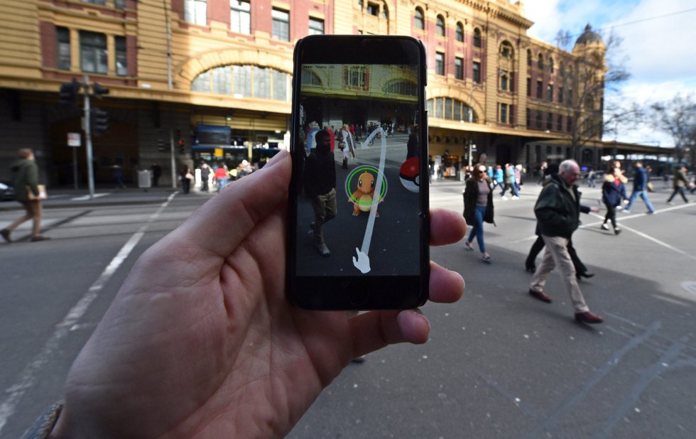 Una persona es vista jugando el nuevo 'Pokemon Go' en su celular en Melbourne (Australia).