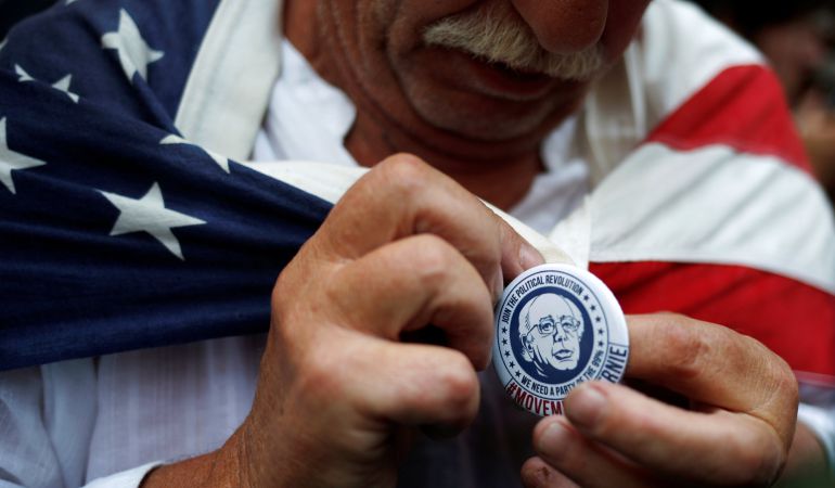 Un partidario de Bernie Sanders, porta una insignia en apoyo del senador por Vermont durante una marcha de protesta a las afueras de la convención del Partido Demócrata en Filadelfia.