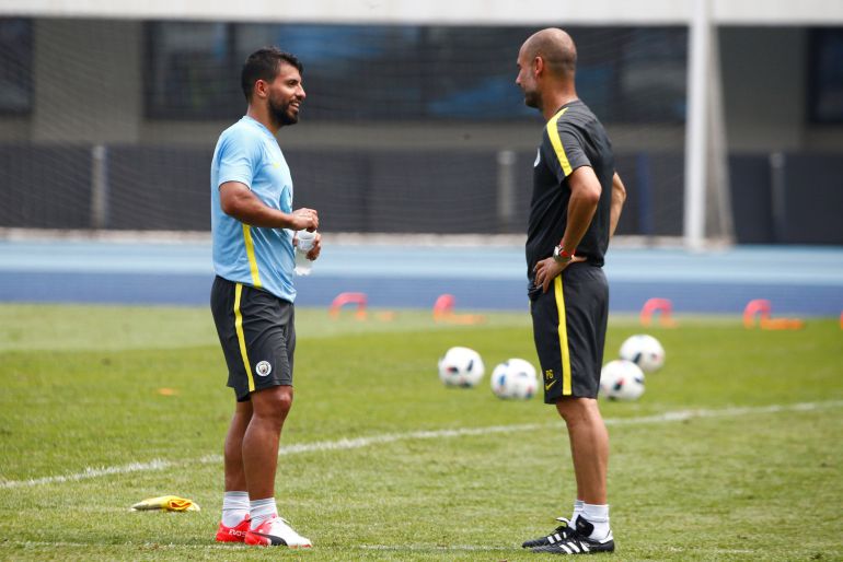 El entrenador del Manchester City, Pep Guardiola, y el delantero 'Kun' Agüero, durante un entrenamiento.