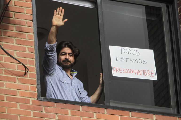 Fotografía de archivo del dirigente del partido político Voluntad Popular, Daniel Ceballos, saludando desde una ventana de la residencia donde cumplía casa por cárcel, en Caracas (Venezuela).
