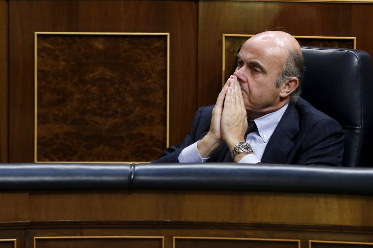 El ministro de Economía en funciones, Luis de Guindos, durante la segunda sesión del debate de investidura del líder del PP, Mariano Rajoy
