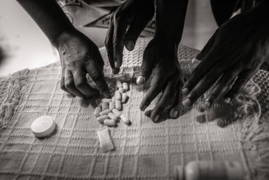 Varios personas cuentan pastillas antirretrovirales en Maputo, Mozambique / © André François